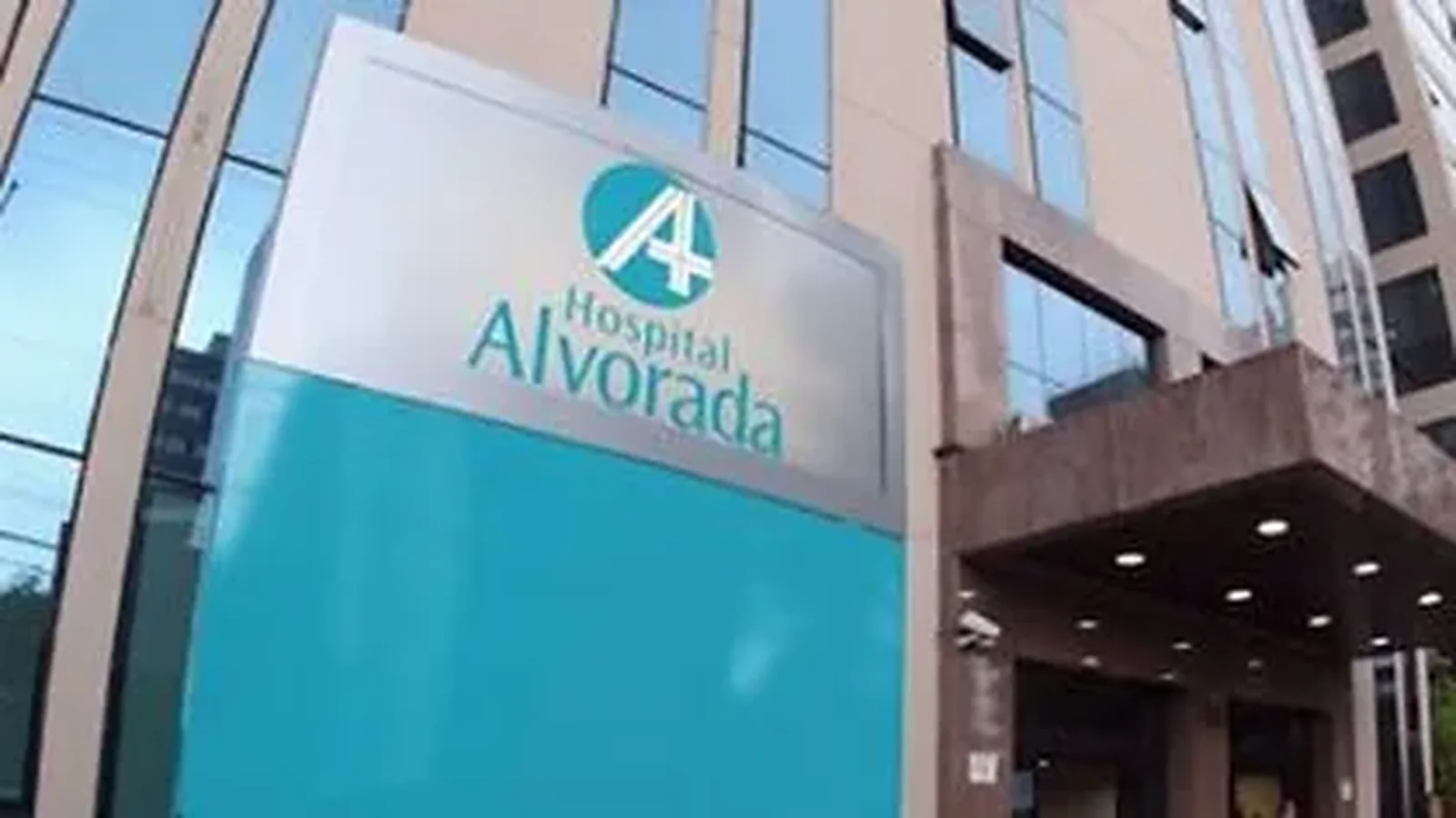 Recepção do Hospital Alvorada Moema, com o balcão de atendimento e a área de espera