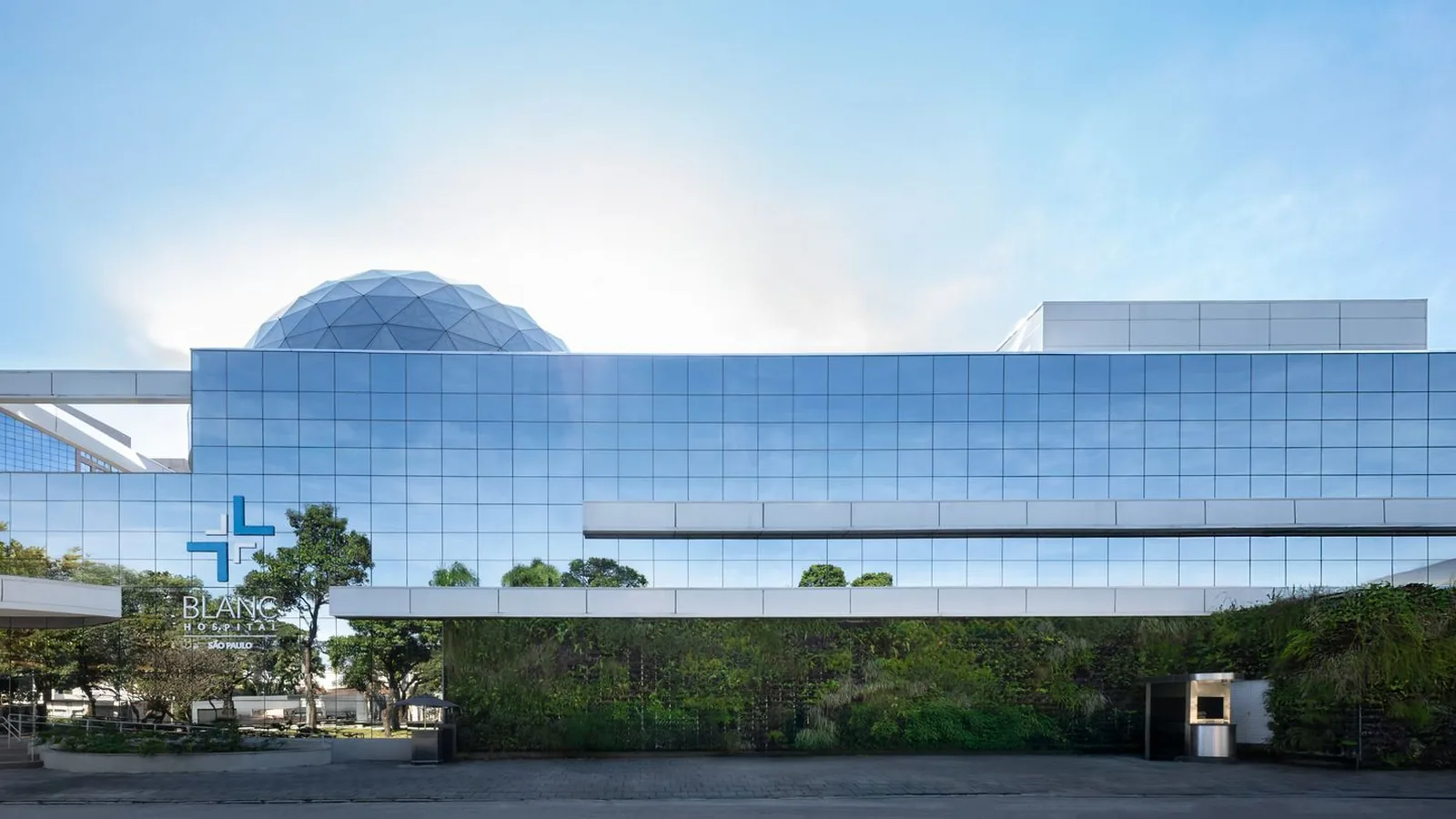 Recepção do Blanc Hospital, com o balcão de atendimento e a área de espera
