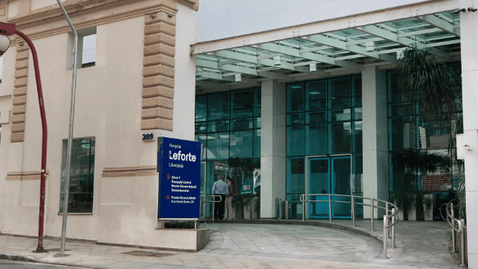 Recepção do Hospital Leforte Liberdade, com o balcão de atendimento e a área de espera