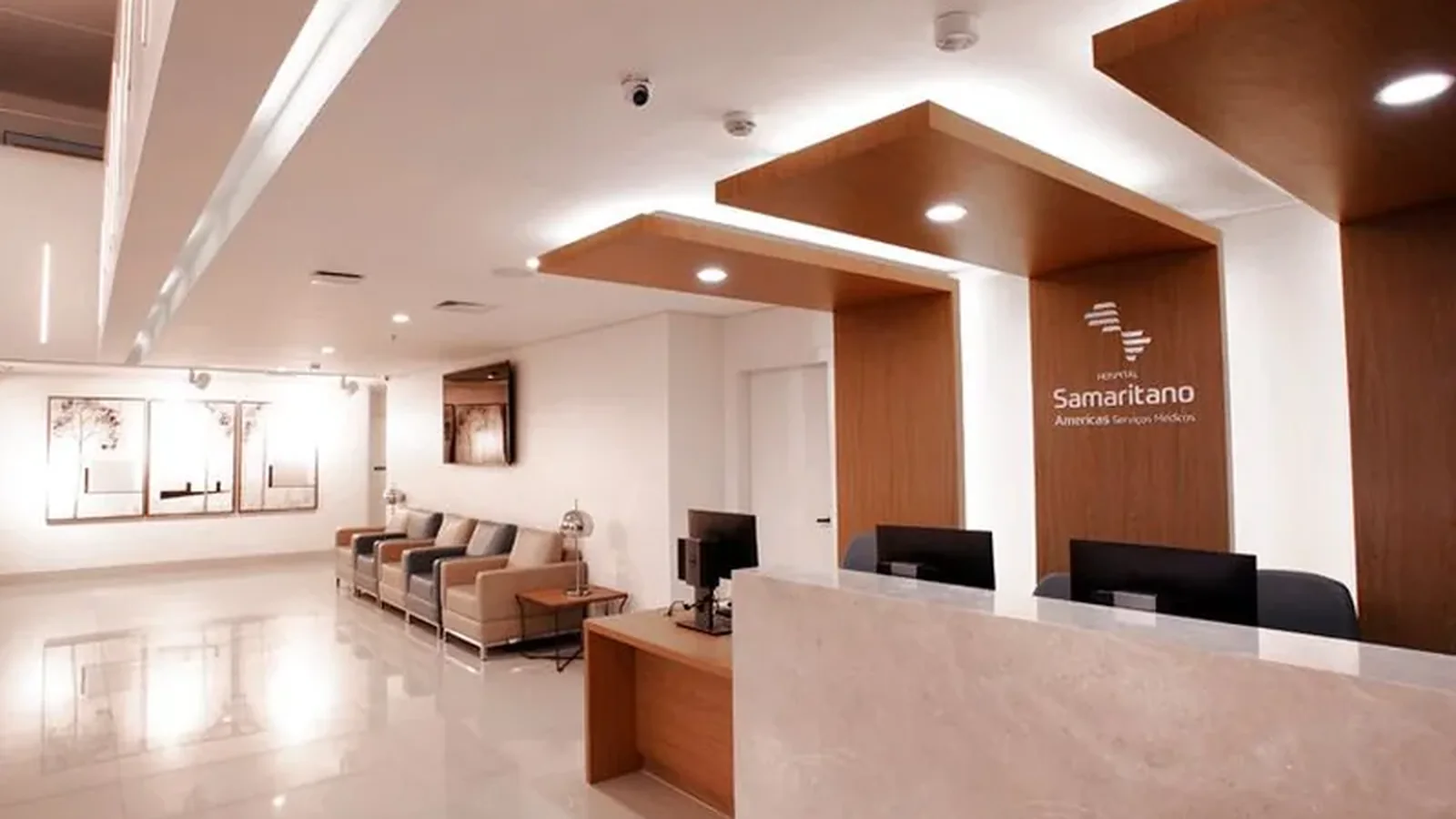 Recepção do Hospital Samaritano Paulista, com o balcão de atendimento e a área de espera