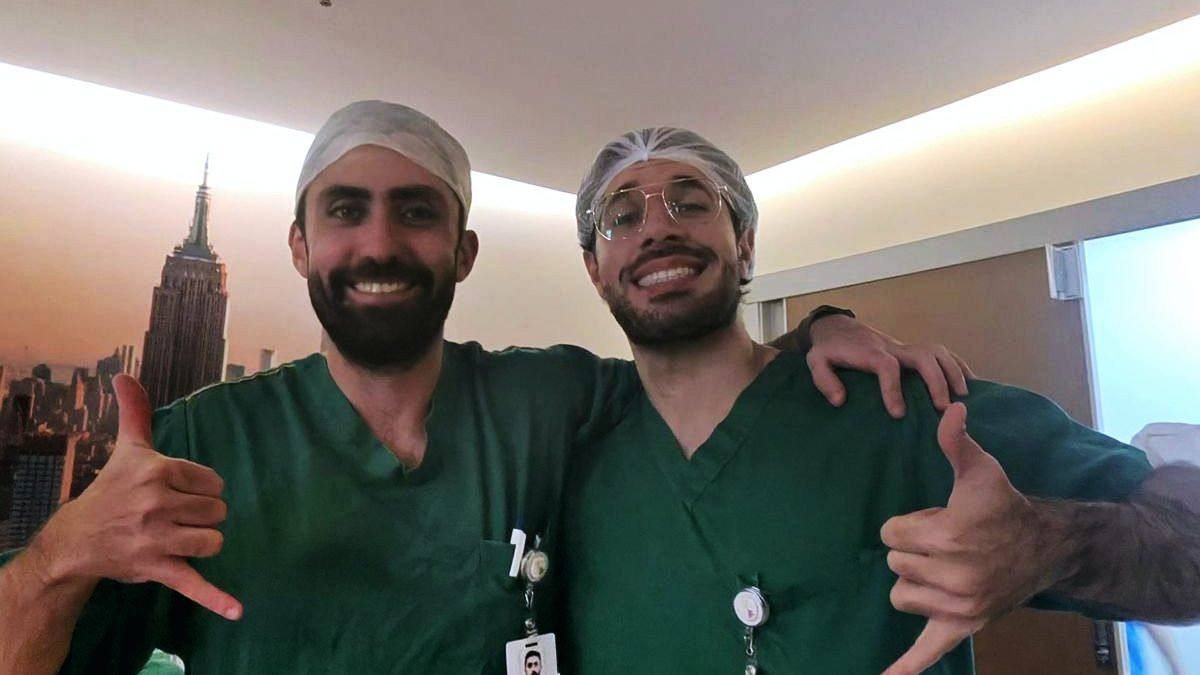 Dois cirurgiões da equipe do Instituto paramentados